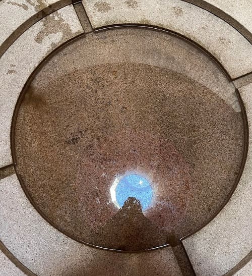 床面にある円形の「融氷水盤（ゆうひょうすいばん）」。天井部からの雨水や「氷室」に保管されている氷が太陽のエネルギーによって溶ける融氷水が溜る。