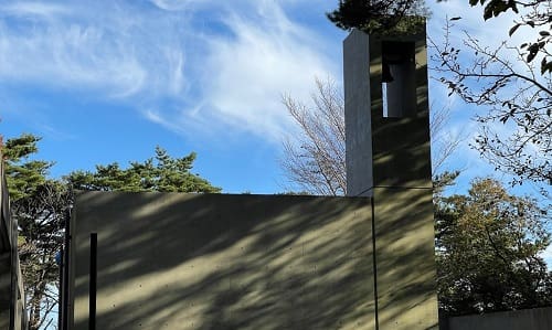 側面から見るとアルファベットのLを左右反転させたようなデザインの教会。
