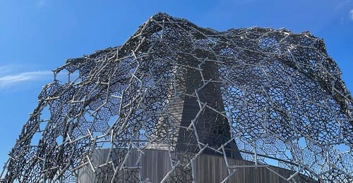 ヒノキの特徴的なフレームはまるで本物の樹木のように上部にいくほど密に組まれている。