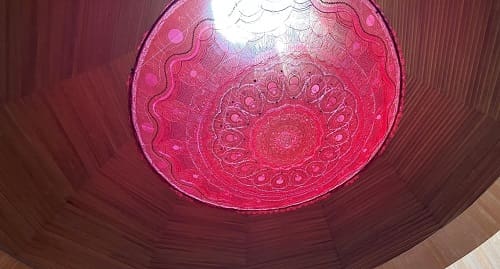 ヒノキの木製のタワー内。赤い円形のモチーフが天井に付いている。