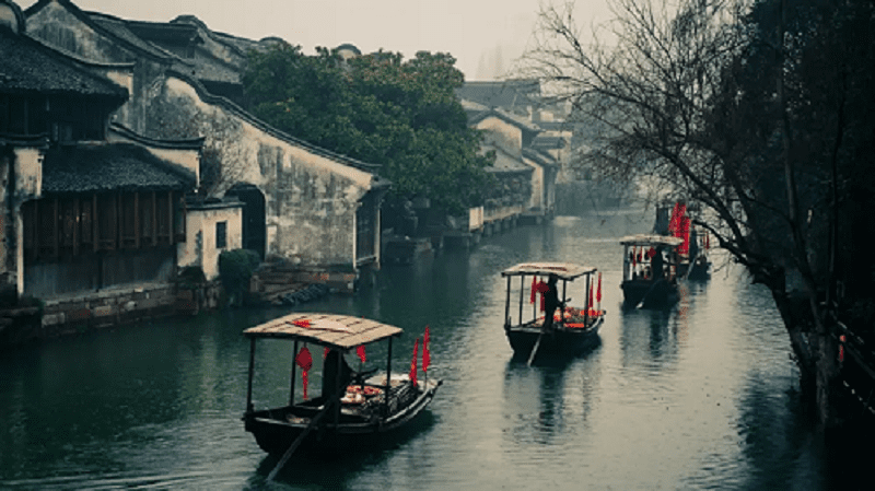 烏鎮。川を小舟が並んで航行している。