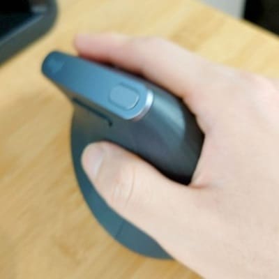 ブルーグレーのマウスを操作している