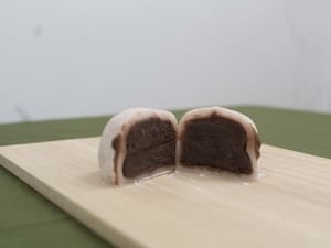 ピンクの薄い餅の中にあんこがぎっしり詰まっている。