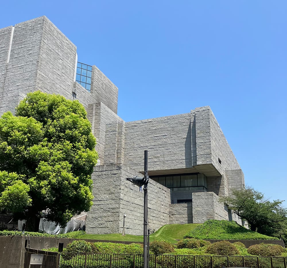 最高裁判所の外観を斜めから撮った写真