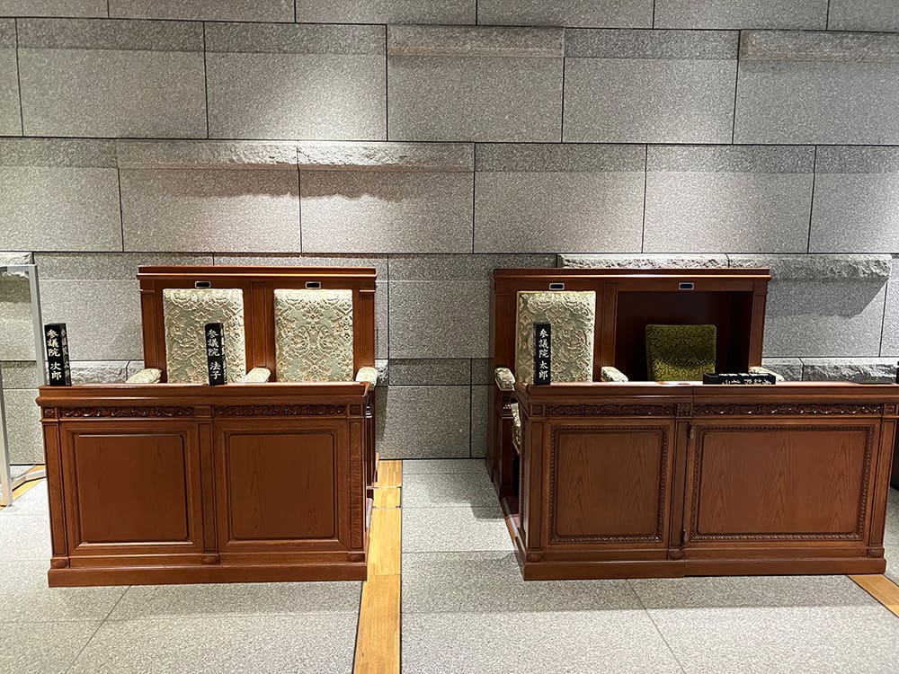 参観ロビーにある議員席のレプリカの写真
