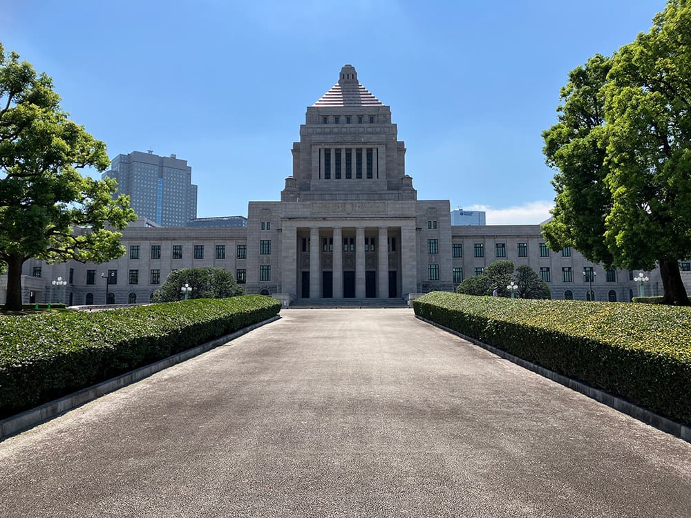 国会議事堂を正面から撮った写真