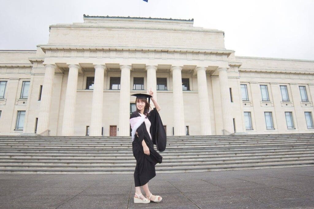 オークランド博物館の前に大学卒業した女性が立っています。
