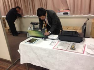 事務局スペースの一角にて。事前に作成させていただいた夢心さん・李白さんの他、お声がけいただいた各酒蔵さんの銘柄説明の多言語QRTを（チャチャッと）発行しました。