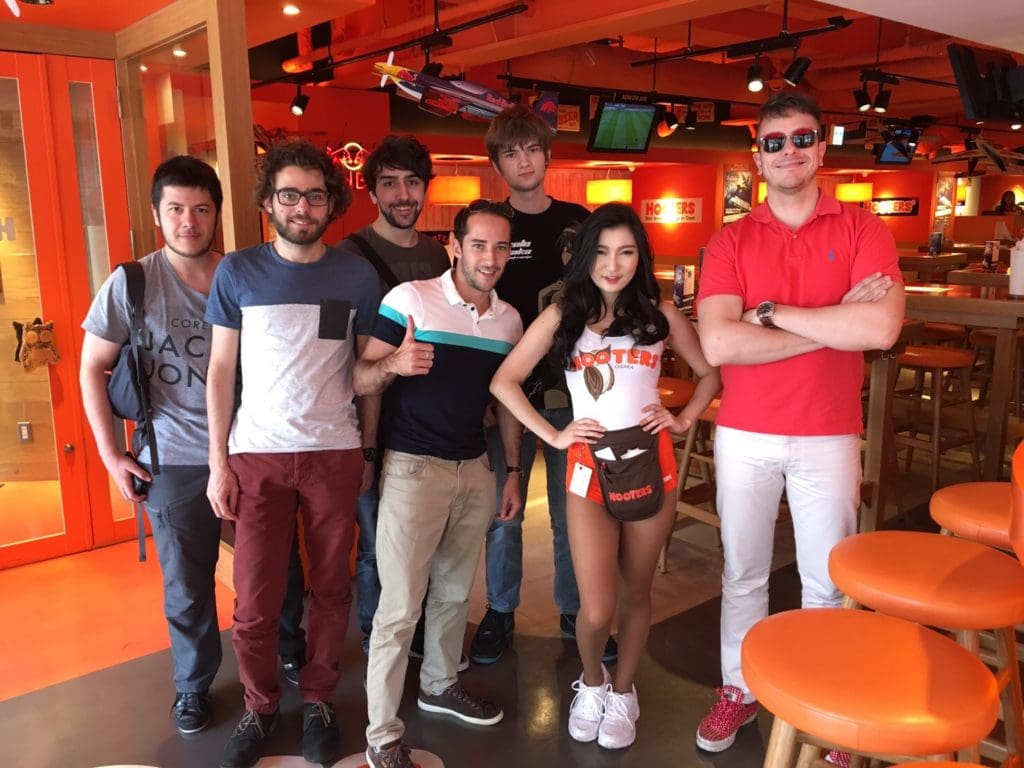 HOOTERS インターン