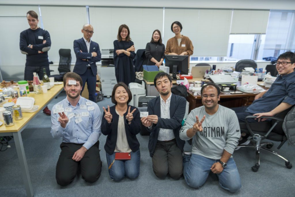 年末イベントの実行委員会のメンバーに選出されたスタッフが4名うつっています。