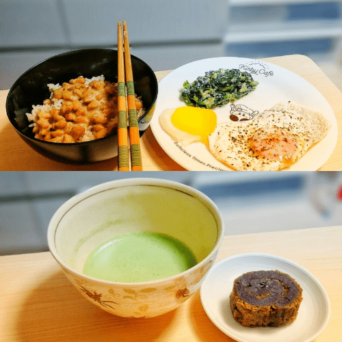 上段には納豆ご飯と目玉焼き、ホウレンソウの炒め物、たくあんがお皿にのっている。下段は、抹茶と京観世（和菓子）
