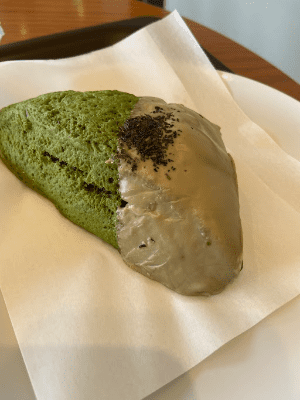 スターバックスの抹茶スコーンの写真