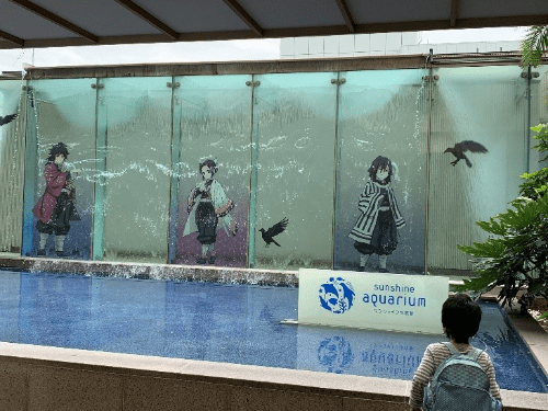 鬼滅の刃の映画公開日だったので、登場人物のプロモーションの看板がならんでいる風景。