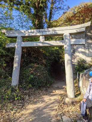 登山道入り口の石造りの鳥居。