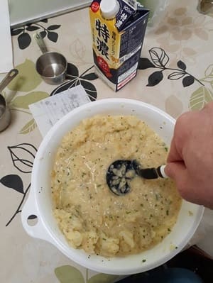 ポテトをマッシャーでマッシュしている