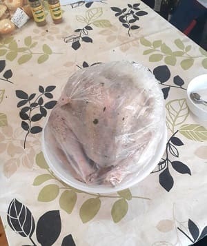 七面鳥をポリ袋に入れて置いている