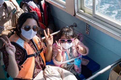 船の中でピースサインをするジェニーさんとイナーヤちゃん