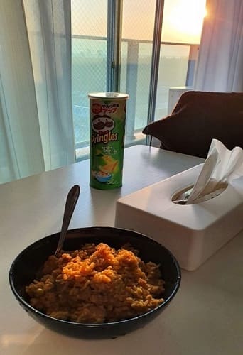 ホテルの部屋のテーブルにChicken Bhuna Khichuriが置かれている。