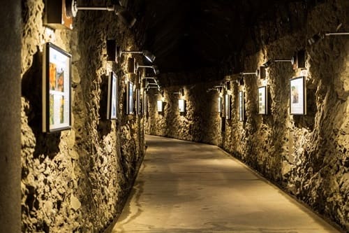 写真と共に歴史が紹介されている岩屋洞窟の入り口の写真