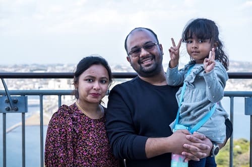 江の島シーキャンドルの上で撮影された家族写真。左がジェニーさん、真ん中イフテカール、イフテカールに抱っこされたイナーヤちゃん。