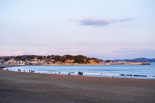 片瀬東浜海岸の海岸線の写真