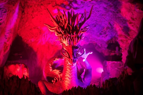 岩屋洞窟の内部。赤紫のライトに照らされた龍のオブジェ。