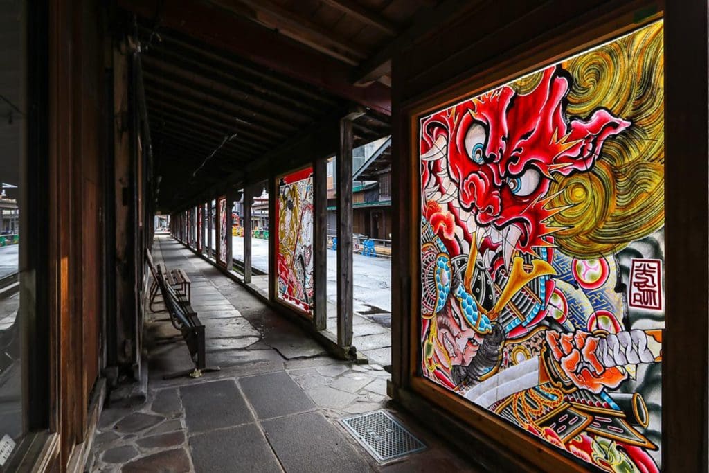 鮮やかなねぷた絵が連なる中町こみせ通り
