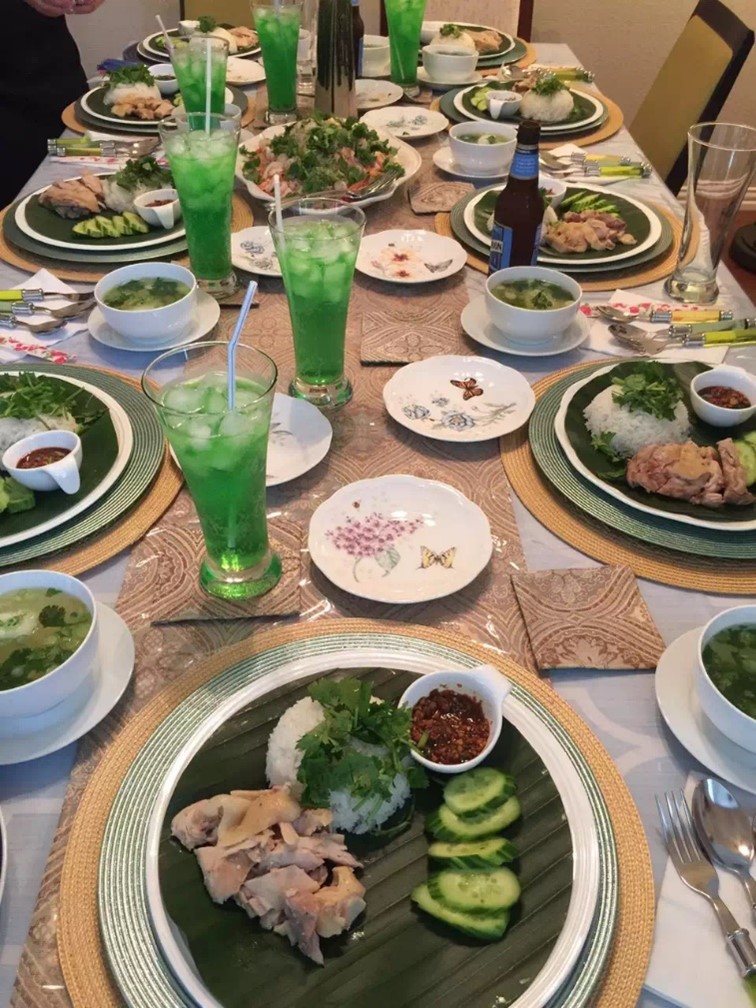 テーブルコーディネートされたテーブルにタイ料理が並べられている
