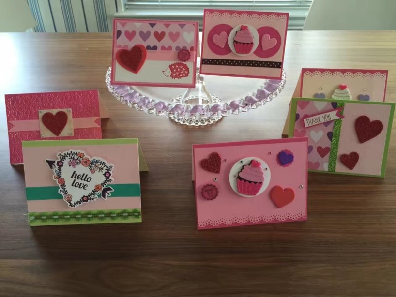 ハートやカップケーキのモチーフが付いたピンク色のカードが並べられている