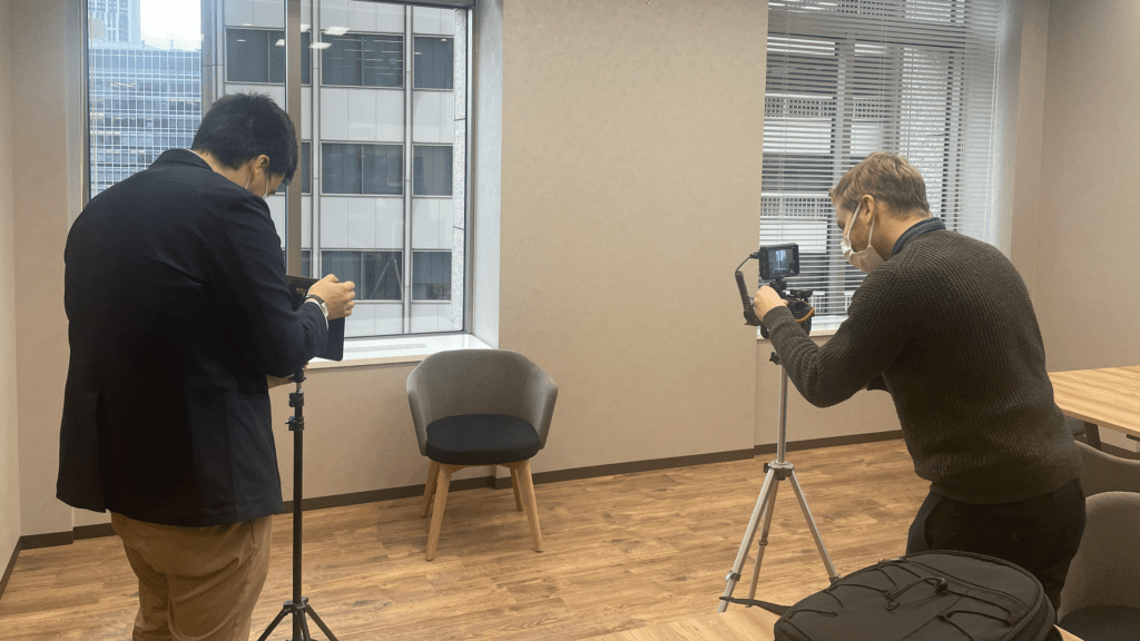 インタビュー撮影の様子。ビデオグラファーが撮影機材の準備を行っています。