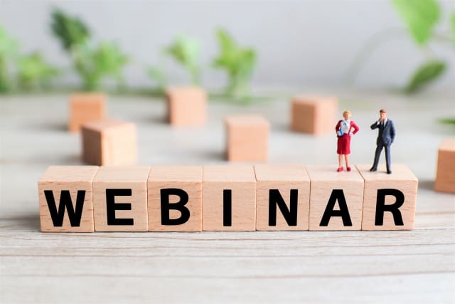 WEBINERと記載された木製のブロックがならんでいる画像です。