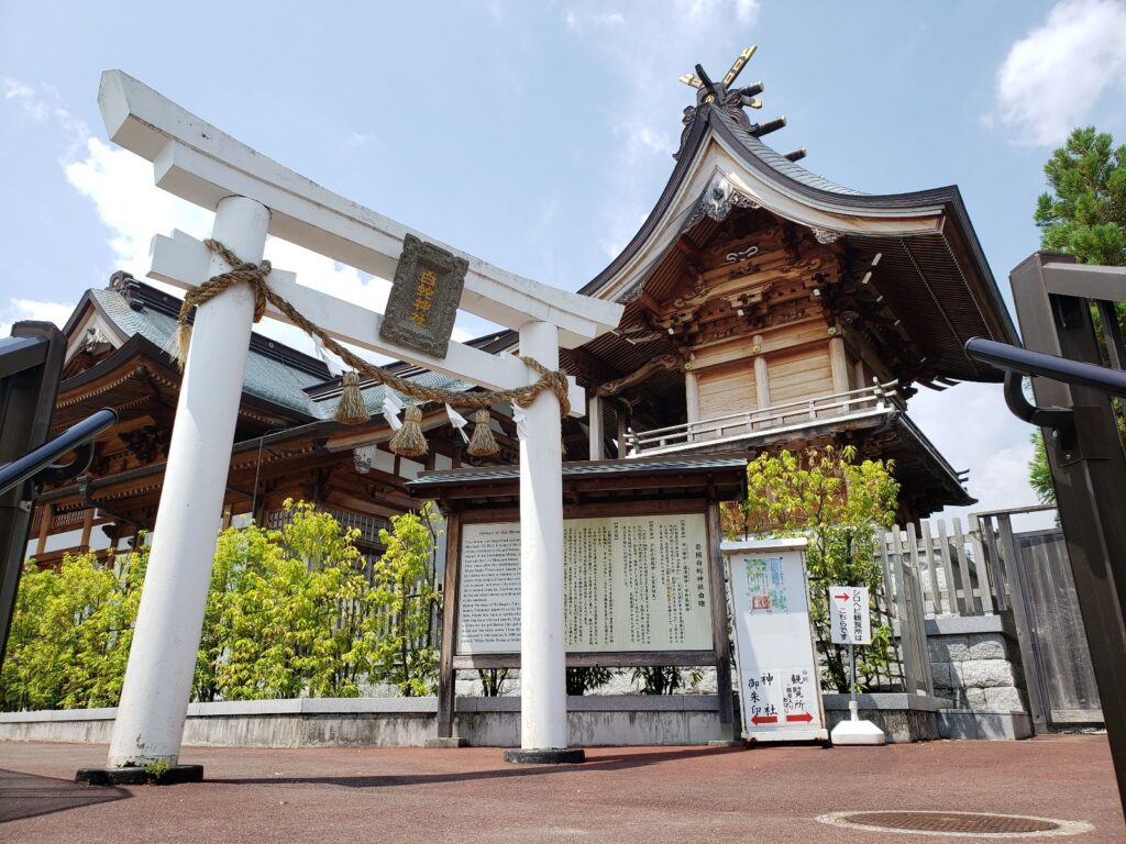 岩国白蛇神社の入り口にある白色の鳥居