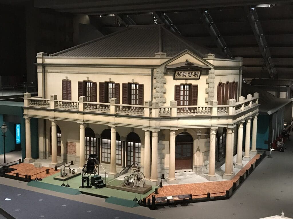 改修前の常設展入口周辺にあった朝野新聞社