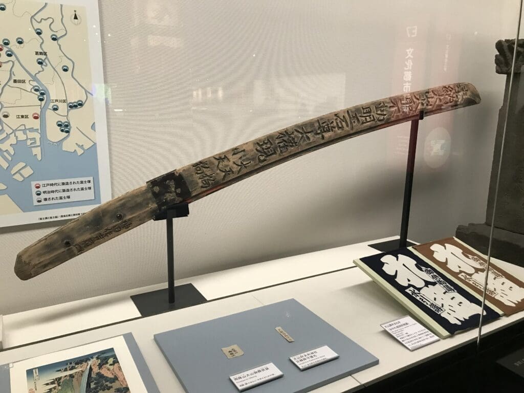 供袋や講布まねきなど、リニューアル前の聖地巡礼に関する展示物。