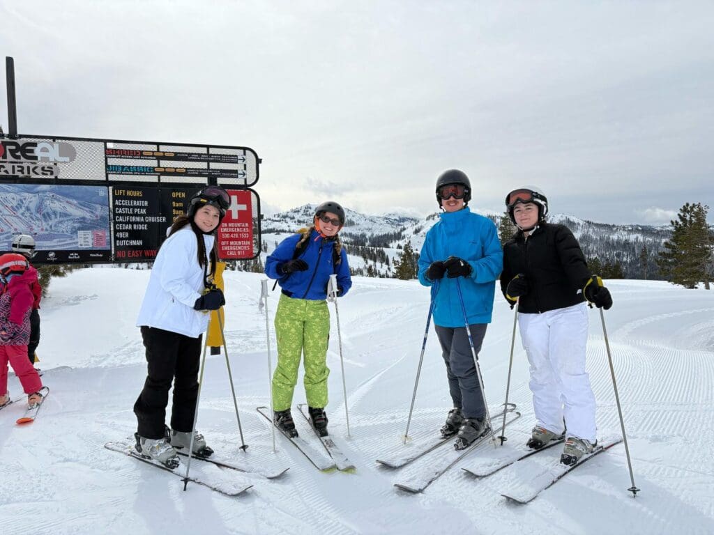 いとこと友達と一緒にタホー湖付近でスキーしました。数年ぶりのスキーでとても緊張してる様子が映っています。
