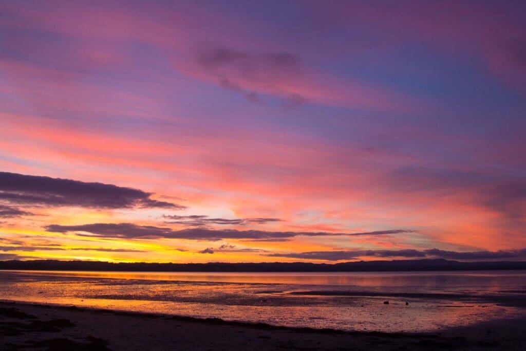 ニュージーランドの海のカラフルな夕焼けです。