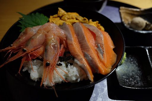 えび、サーモンうにがのった海鮮丼