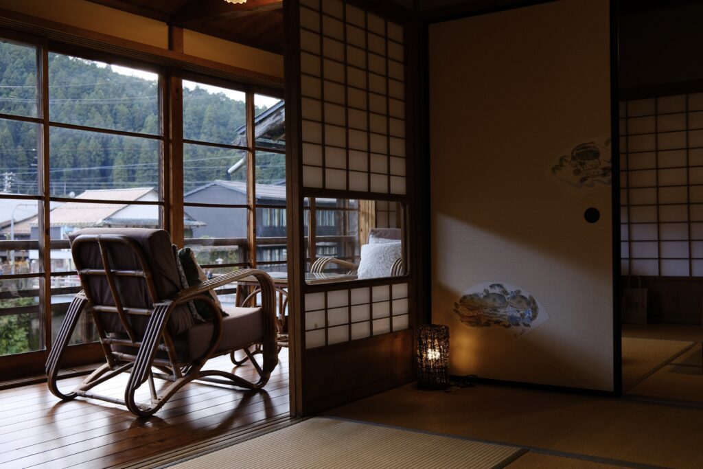 じょうが渓房のお部屋の様子。広縁（ひろえん）に椅子が置かれている。