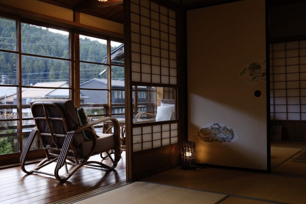 じょうが渓房のお部屋の様子。広縁(ひろえん)に椅子が置かれている。