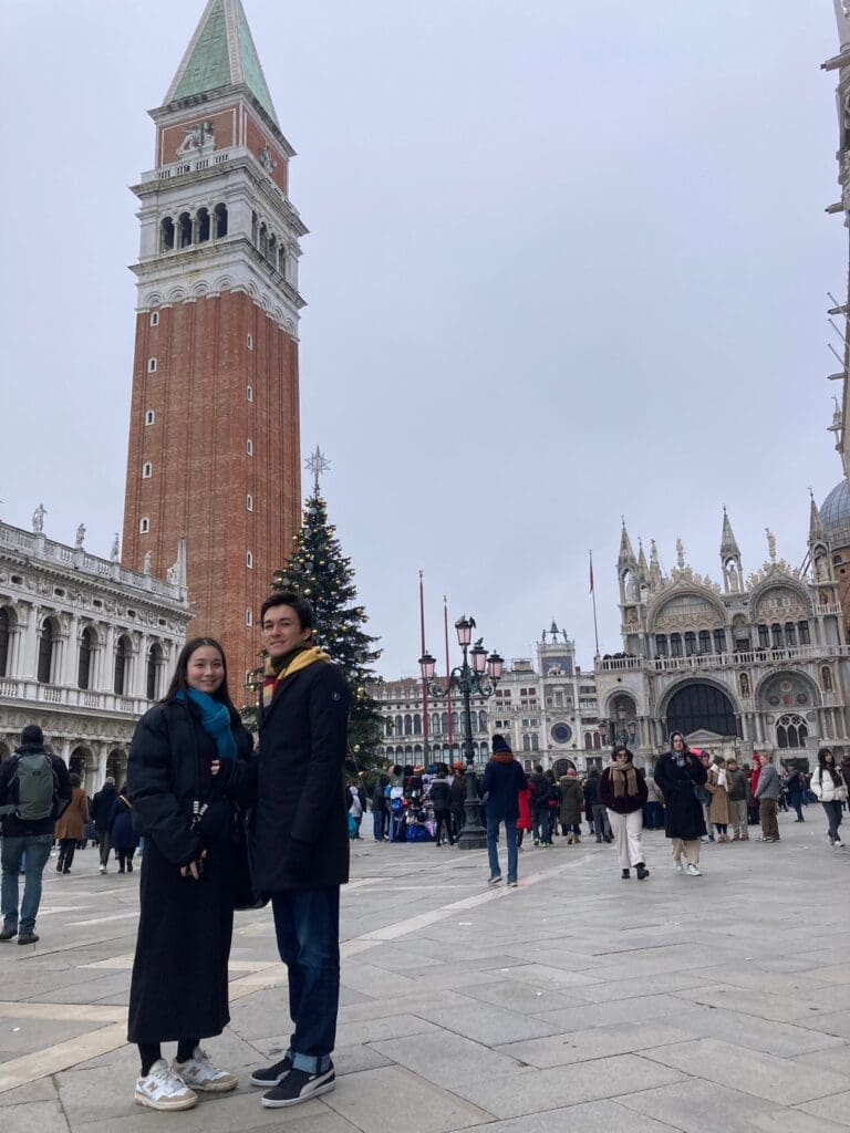 ベネチアのサンマルコ広場にて。隣にいるのは７つ上の兄です。