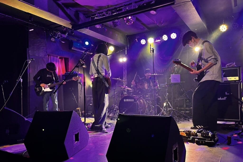 大学時代に、ライブハウスで演奏している様子。このバンドではドラムを担当している。