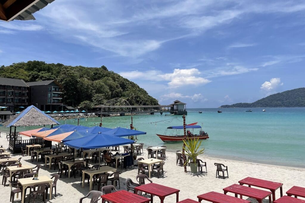 マレーシア、ペルヘンティアン島のビーチを撮影した写真。海は非常に透き通っている。