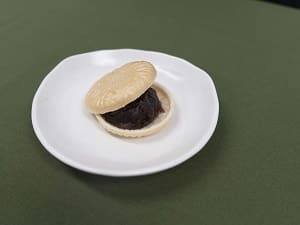 虎屋の弥栄最中。2枚の皮にあんこが包まれたオーソドックスなもの。