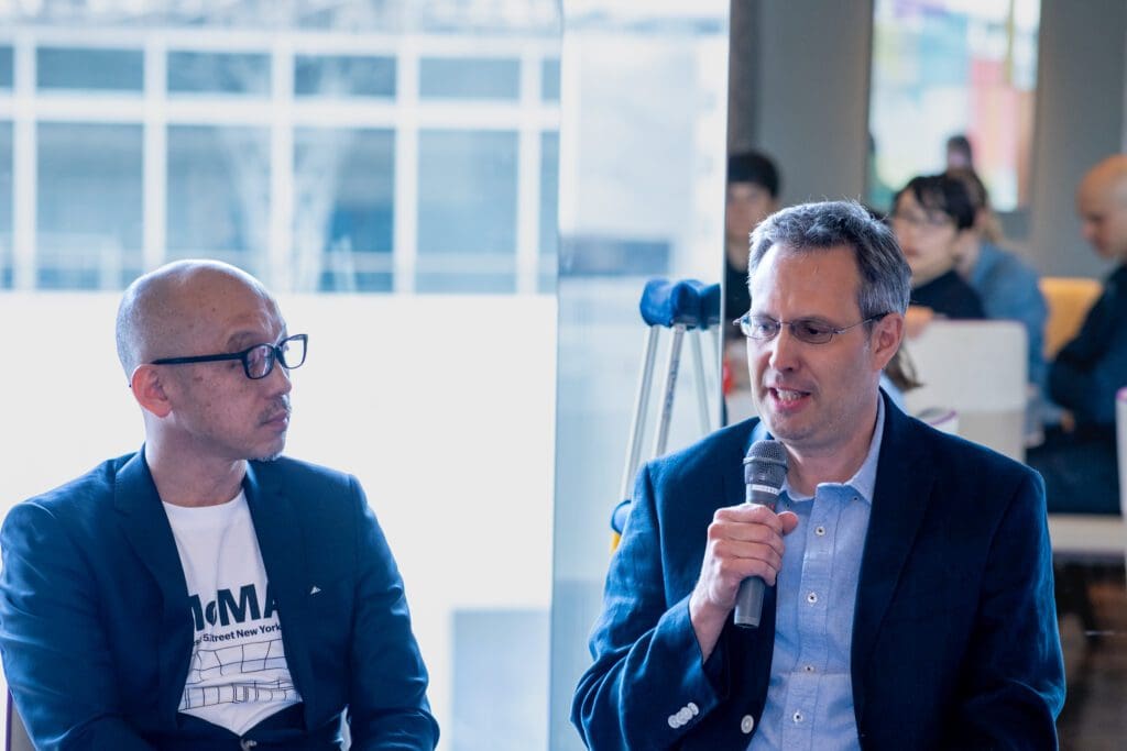 代表の高岡とジャパンガイドのステファン様がならんでインタビューに答えている