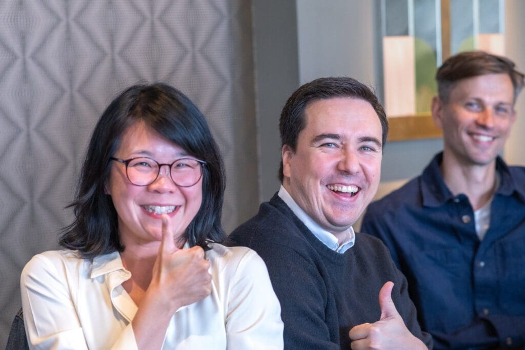 ジャパンガイド副編集長のレイナとエクスポートジャパン執行役員のフランクが笑顔でうつる写真