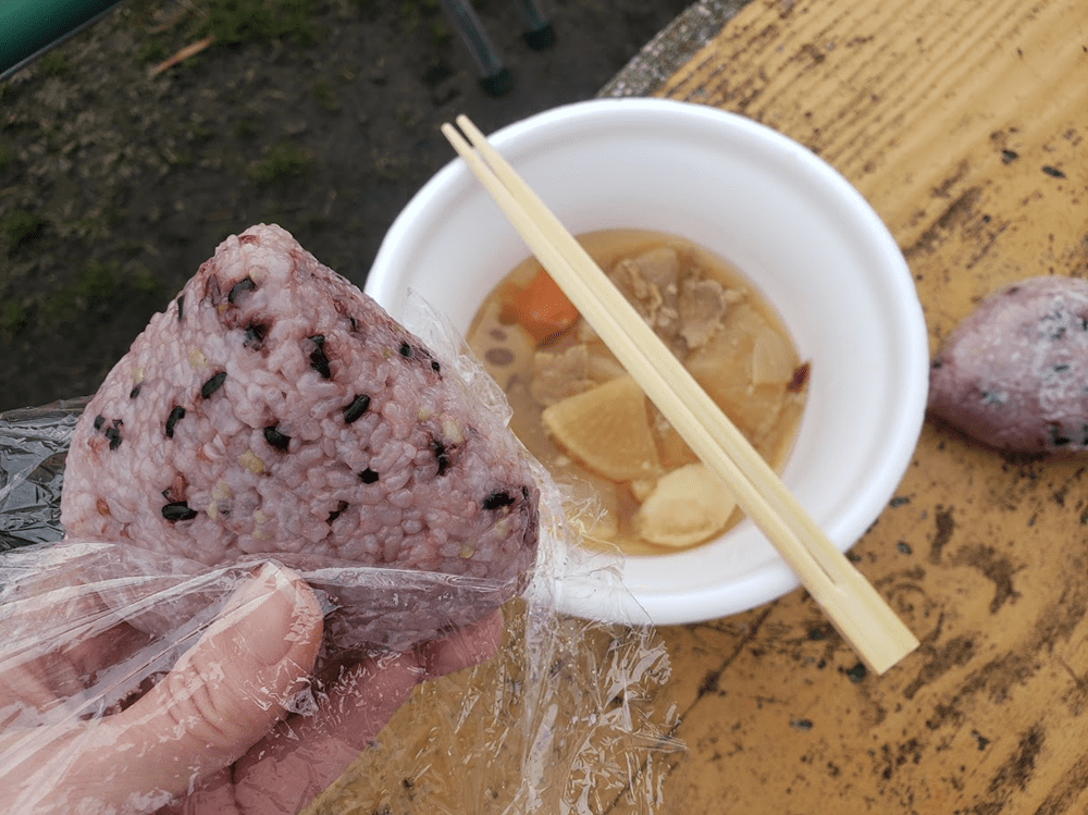 古代米おにぎりと久度神社の豚汁