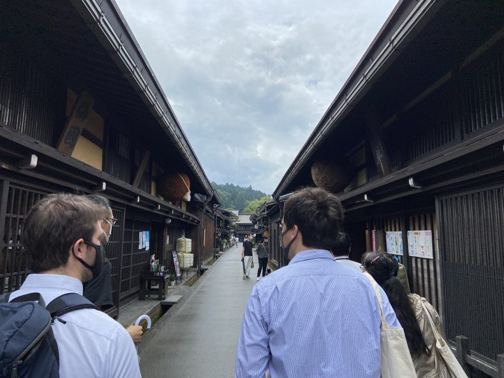 エディターとライターが古い町並みを歩いています。