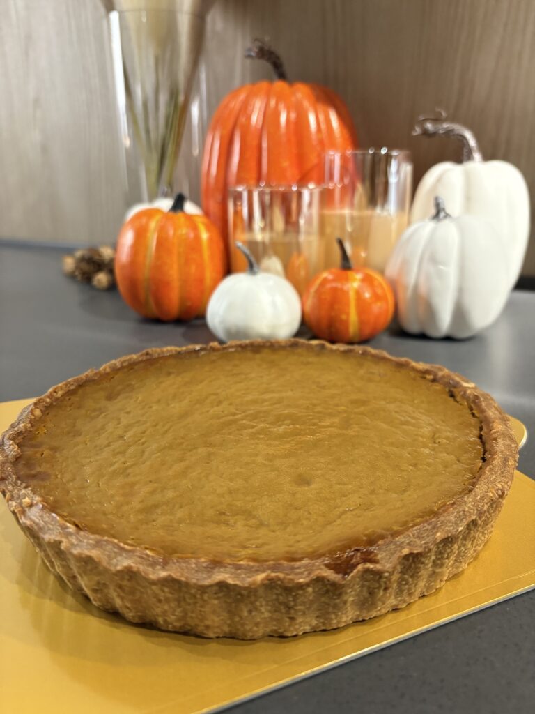 ホールのパンプキンパイがかぼじゃのオブジェなどの前にあります。