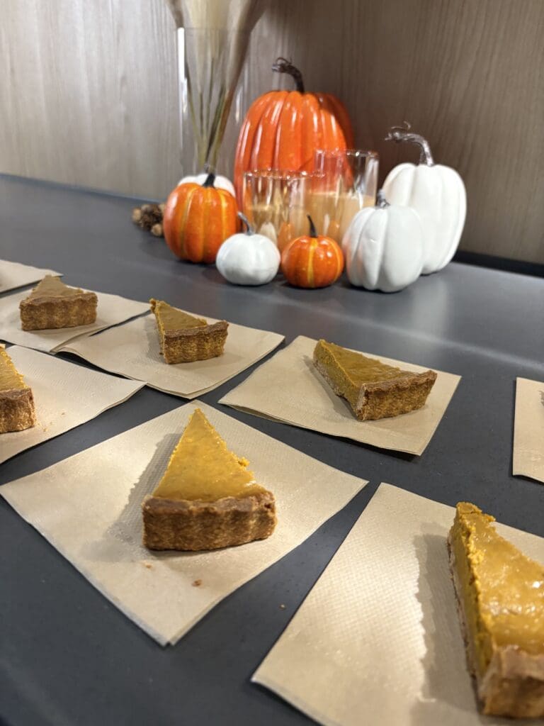 ホールのパンプキンパイを人数分に切り分けたものが複数おかれています。