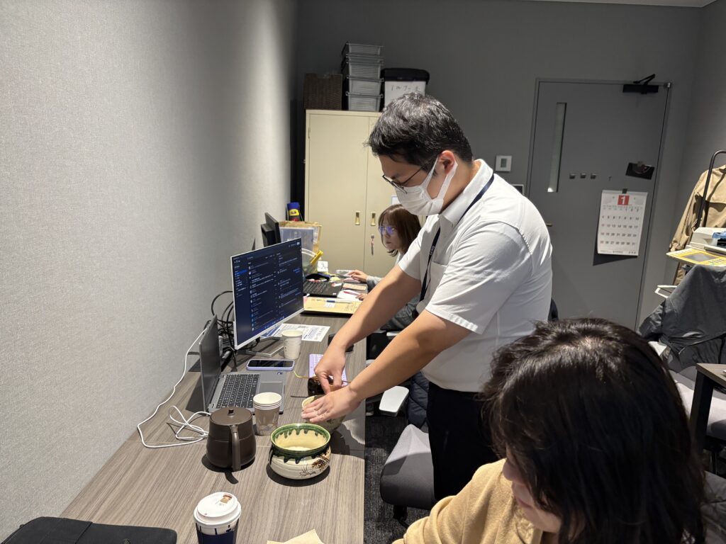 オフィスで社員が薄茶をいれています。